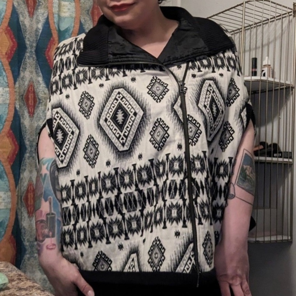 Urban Outfitters Kimchi Blue Cape Jacket Black Cream Pockets Size Small